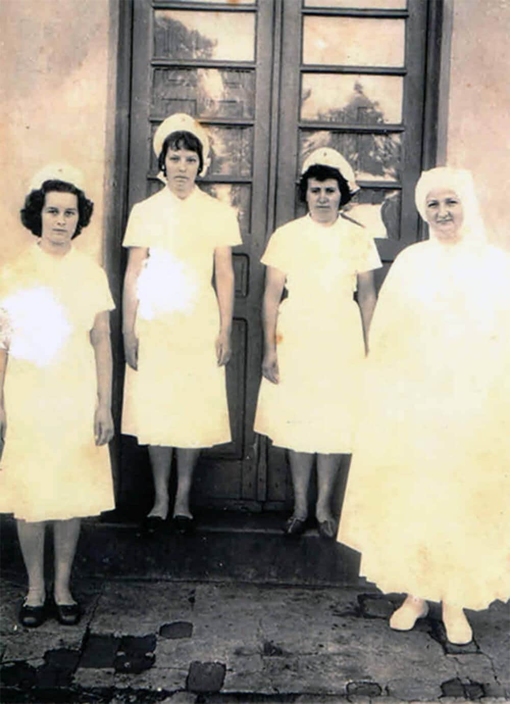 Irmã da Congregação Filhas do Amor Divino e Funcionárias em frente ao antigo Hospital